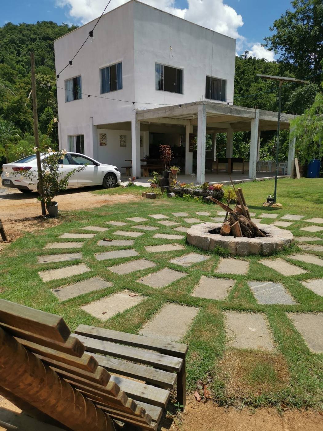 Área externa do Recanto Luna com fogueira e varanda