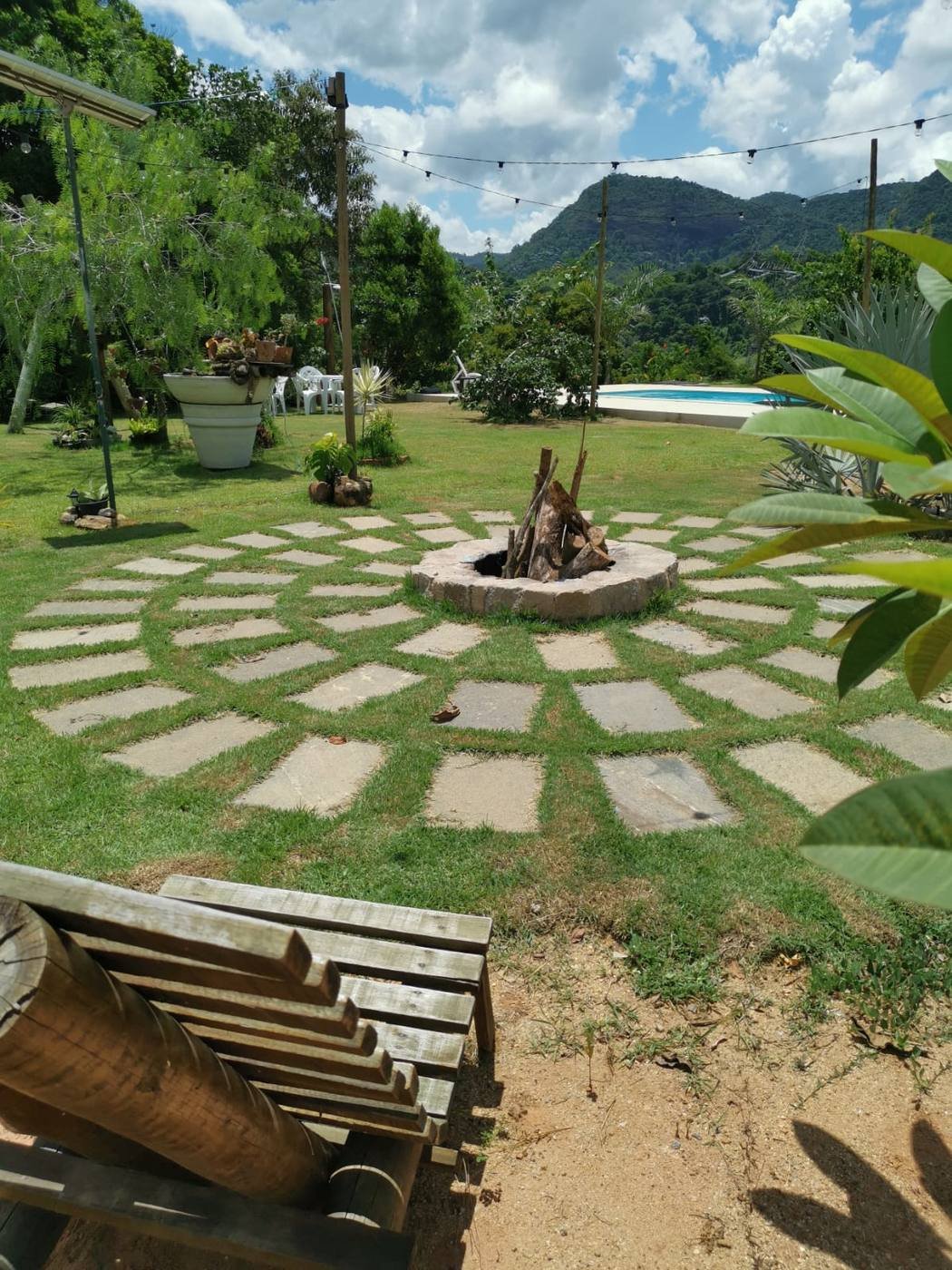 Área da fogueira ao lado do piso térreo, com vista para a serra