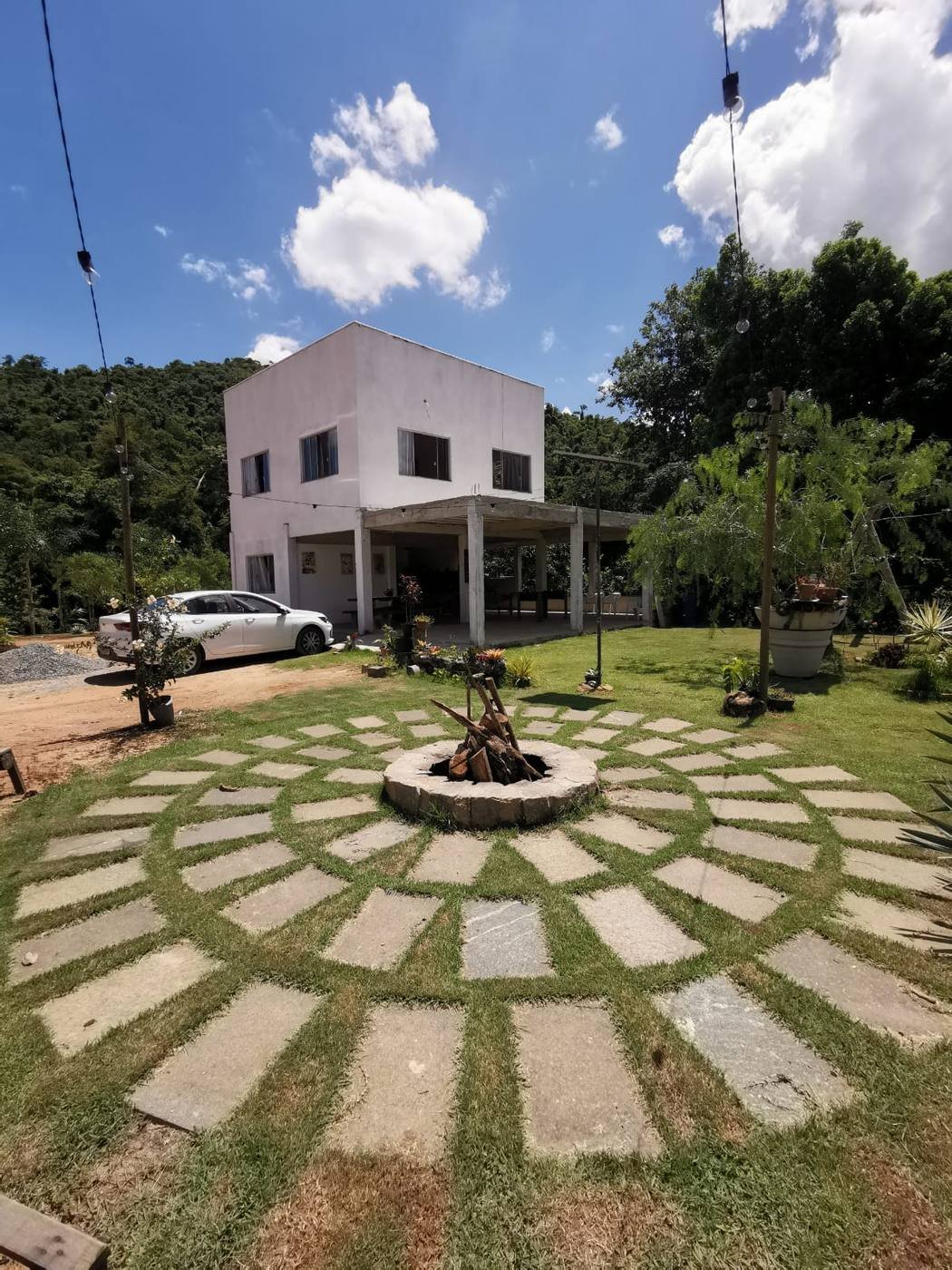 Vista ampla da casa e da área da fogueira
