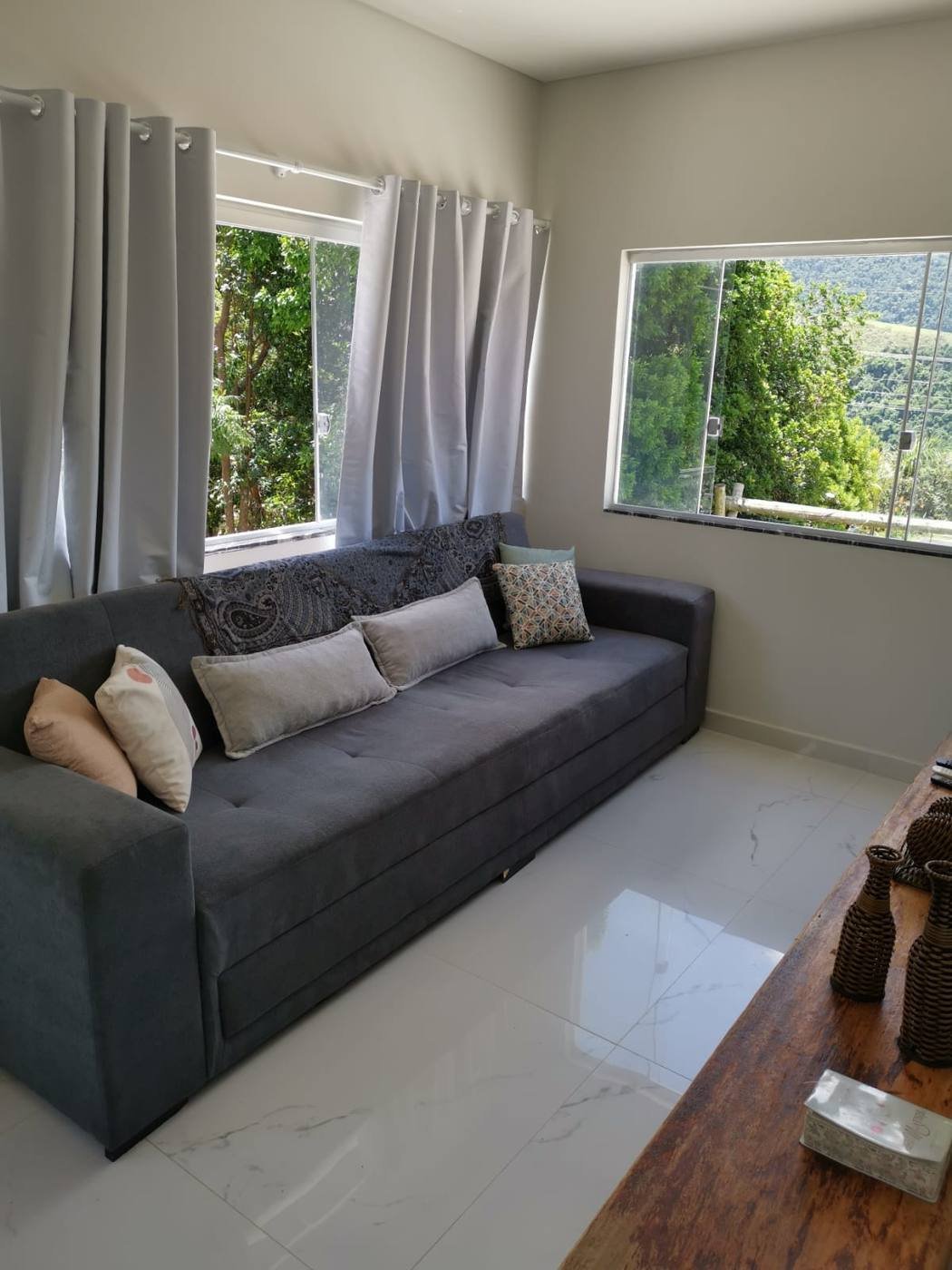 Sala de estar do andar superior, com vista para a montanha